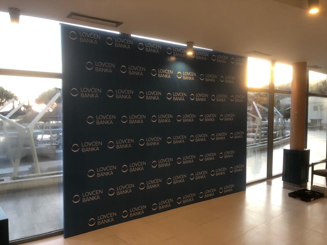 Brendirana pozadina za fotografisanje — reklamni zid